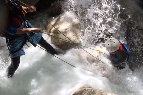【滋賀県・東近江・仙香谷アルティメットシャワークライミング】滝と真っ向勝負！チャレンジしたい男女お待ちしてます！初めての方でも安心ロープハーネス使用で本格的なシャワークライミングが体験できる！！