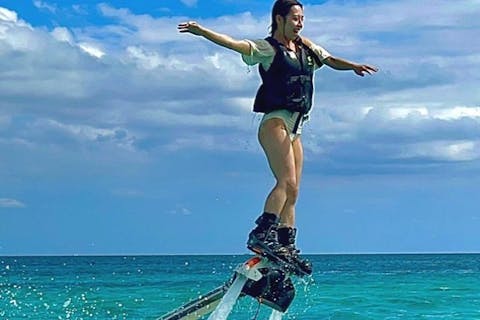 【沖縄・ジェットブレード体験】ジェットブレードで空を飛ぶ！初心者歓迎・安全対策万全☆写真＆動画無料提供で思い出のお持ち帰りも！