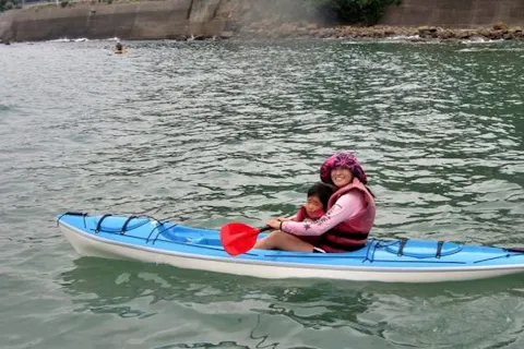 【宮崎・日南・シーカヤック＆SUP】ビーチワルンハダシ集合・海のパドルスポーツ体験。家族・女性グループで冒険に出かけよう「シーカヤック＆SUP体験」海を優雅にクルージング！