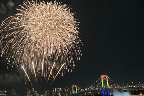 【神奈川・横浜・クルーズ】横浜スパークリングトワイライト・船上から眺める絶景花火！ベイエリアの夜を彩るロマンチッククルーズ体験（乗り合い）