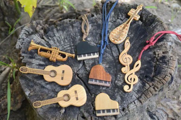 楽器や音楽好きな方へ♡ お好きなアクセサリーを♬ 広島・アクセサリー作り】音楽を感じる 楽器型アクセサリー作り