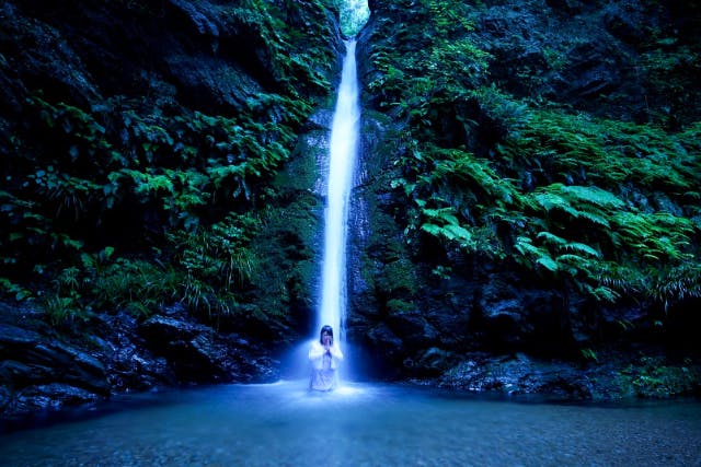 【埼玉県で滝行体験】1000年の歴史を持つ修行体験！滝に打たれて身を清めよう！