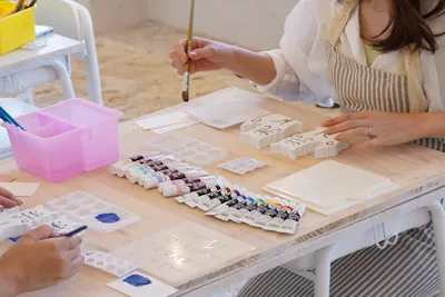 沖縄・那覇・手作り雑貨】フラットシーサーの色塗り体験｜アソビュー！