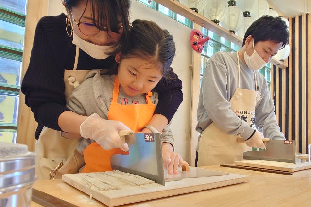 【浅草・かっぱ橋・親子ペアでそば作り体験】キッズと一緒に十割そば打ち体験で食育にも《4歳～ ファミリー参加がオススメ！》
