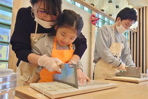 【浅草・かっぱ橋・親子ペアでそば作り体験】キッズと一緒に十割そば打ち体験で食育にも《4歳～ ファミリー参加がオススメ！》