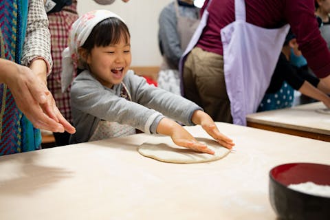 【浅草・かっぱ橋】親子で麺作り体験！＜選べる＞十割そば打ち or  手打ちらーめん！新開発の新方式で粉から30分で作る！飽きない！楽しい！美味しい！食育としても｜アソビュー！