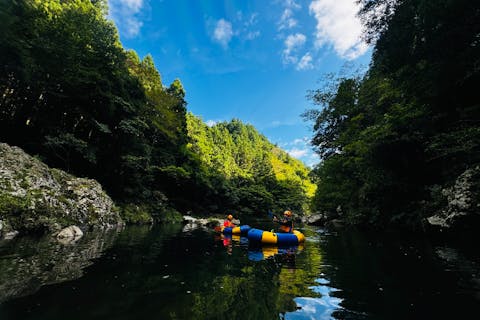 【愛知・東栄町・アクティブパックラフト】手軽なパックラフトに乗ってのんびり景色を見たり、ちょっとした激流に挑戦したりと川下りを楽しみませんか？