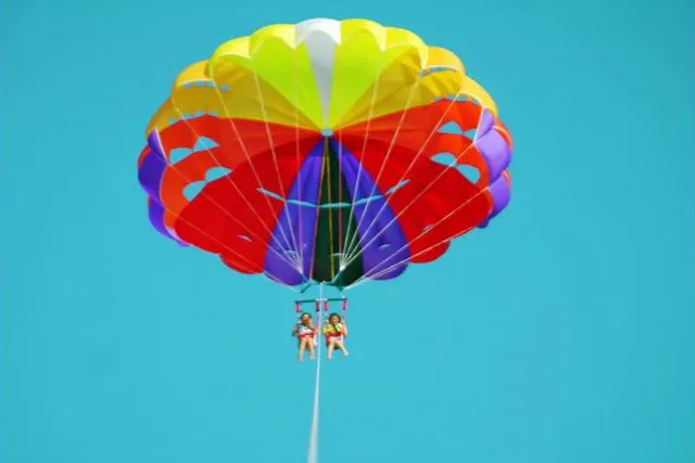 【沖縄・恩納村・シュノーケリング＆パラセーリング】青の洞窟シュノーケリング＆パラセーリング 大満足セットプラン！