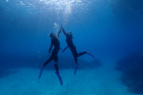 女子旅に大人気プラン！1日4組限定の早い者勝ち！【青の洞窟スキンダイビング】口コミ通りの接客！綺麗で可愛い器材で遊ぼう！