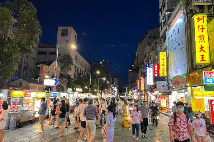 【台湾・十分・ガイドツアー】十分の天燈上げ体験と人気の現地グルメが集う夜市散策ツアー（夕食付き）