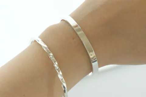 【大阪・梅田　シルバーアクセサリー】落ち着いた輝きが魅力。シルバーバングル制作