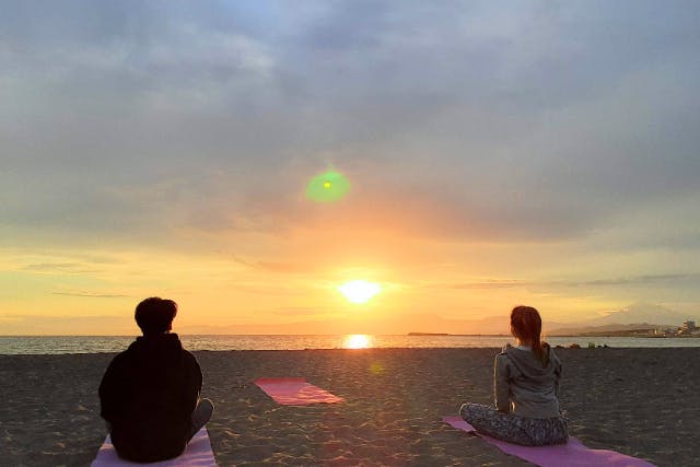 【神奈川・茅ヶ崎・サンセットビーチヨガ】オレンジ色の夕日とヨガ体験！心に残る癒やしの時間！