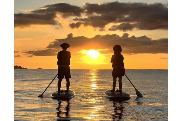 【沖縄・石垣島・SUP】＜夕陽＞島内のサンセットスポットでSUP体験！初心者の方も安心の1組様貸切！女性ガイドが担当／送迎・写真込み／シャワーあり／手ぶら参加OK