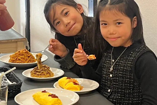 【東京・浅草・食品サンプルづくり】サンプルはどっち？お料理と並べるサンプル作り★90分サンプル作り★目で見てワクワク、食べてニッコリ！お食事付きサンプル製作体験
