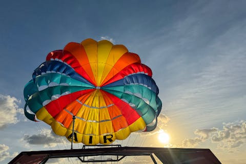 【沖縄県・石垣島】【90分】石垣島の雄大な海の上を散歩しよう！50ｍのパラセーリング体験で非日常を味わおう★乗船のみも可能なので小さなお子様連れの方も安心！【友達・カップルにもおススメ！】