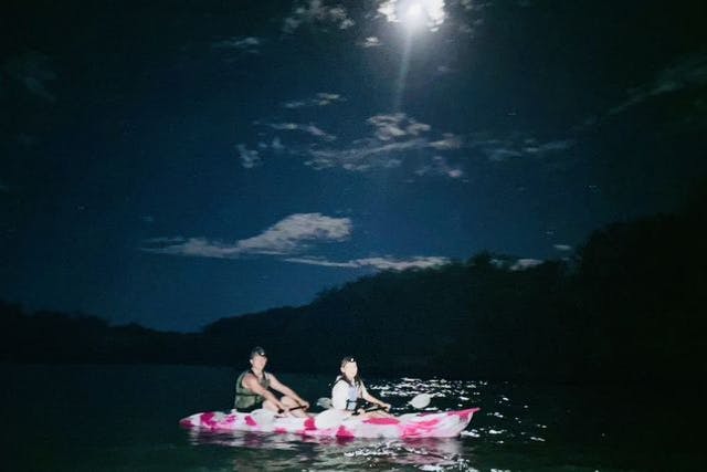 【沖縄・宮古島・ナイトツアー】極秘秘境スポットで、海夜景をカヌーに乗って探検しよう！＜宮古島宇宙ナイトツアー＞