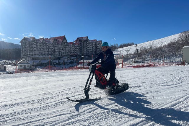 【hakuba valley・スノーアクティビティ】雪上を走るバイク！大人向けの大人気アクティビティスノーEバイクを楽しもう！！