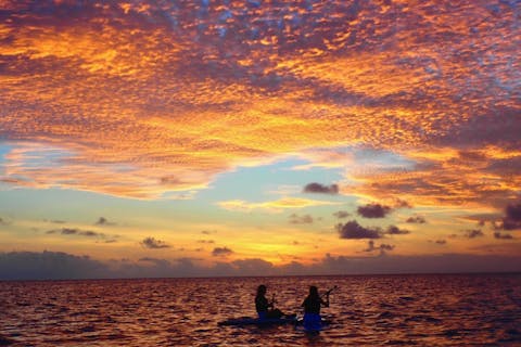 【宮古島・サンセットSUP】 夕焼けの魔法に包まれる海上体験！ 写真データ無料！ドローン撮影可／3歳から参加OK！