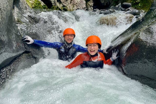 【静岡県・裾野市】富士山のふもとで半日キャニオニング体験ツアー！カップル・ファミリーにおすすめ♪