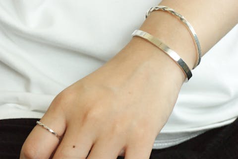 【神奈川・横浜元町・バングル】落ち着いた輝きが魅力。真鍮・シルバー素材を選べるバングル制作