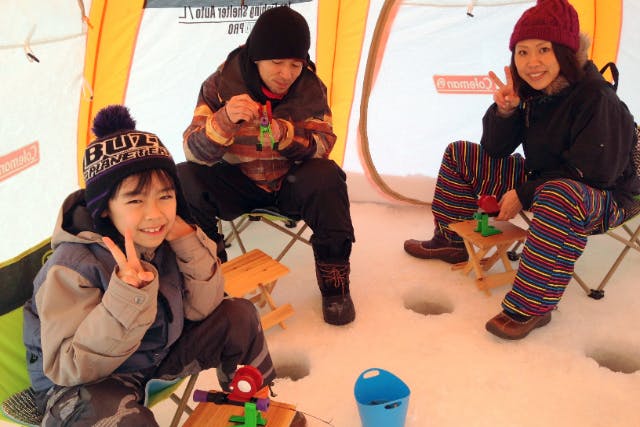 ＜北海道・南富良野＞氷上ワカサギ釣り・半日コース【富良野市内から送迎付きプラン】 釣れたワカサギの天ぷら試食付き！ 日本人ガイドがサポート！ 日本語対応のみ！