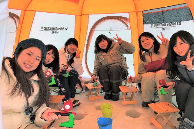 ＜南富良野＞氷上ワカサギ釣り・半日コース【テント貸切 現地集合プラン：道の駅 南ふらの】 ２名から貸切OK！ 釣れたワカサギの天ぷら試食付き！ 日本人ガイドがサポート！ 日本語対応のみ！