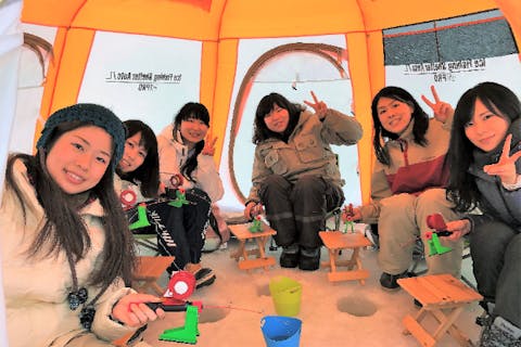 ＜南富良野＞氷上ワカサギ釣り・半日コース【テント貸切 現地集合プラン：道の駅 南ふらの】 ２名から貸切OK！ 釣れたワカサギの天ぷら試食付き！ 日本人ガイドがサポート！ 日本語対応のみ！