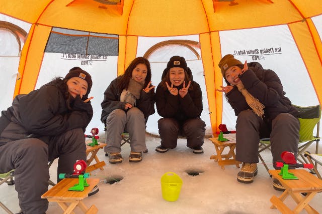 ＜南富良野＞氷上ワカサギ釣り・半日コース【テント貸切 富良野市内から送迎付きプラン】 釣れたワカサギの天ぷら試食付き！ ２名から貸切OK！ 日本人ガイドがサポート！ 日本語対応のみ！