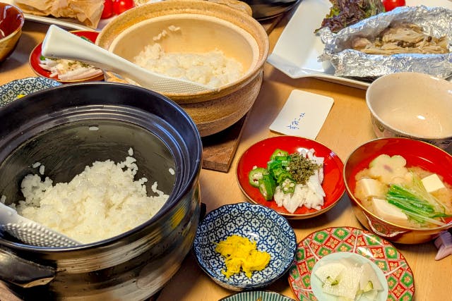 【秋田県北秋田市・米を味わう】【秋田冬アソビ割】＜一人一合選べるお米♪90分＞お釜で炊いて米本来の味を食べ比べ！ご飯が主役のお食事体験　ご飯のお供ほか、副菜の素材付　