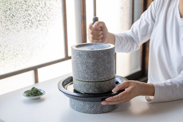 【岡山・倉敷・抹茶作り】お手軽に楽しめる石臼で抹茶を挽く体験。出来立ての抹茶を味わえます（お土産茶付）