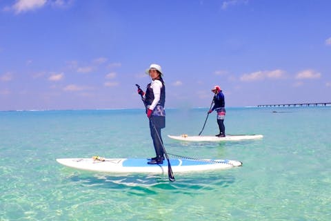 【沖縄・宮古島・SUP】エメラルドグリーンの海をSUPに乗ってツーリング 無料写真撮影・ドローン空撮付き