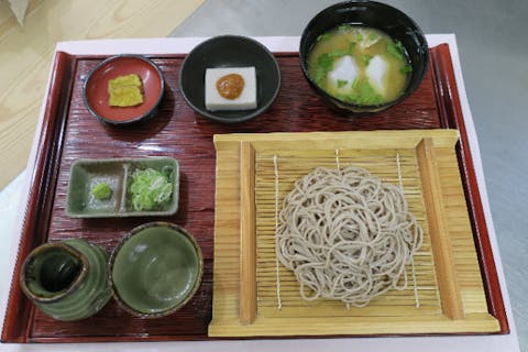 【秋田県・横手市】”職歴２５年の木工職人”が教える！日本三大美林秋田杉を使ったイス製作体験（コースターのお土産付き）と、手打ちそばといものこ汁昼食付満足セット