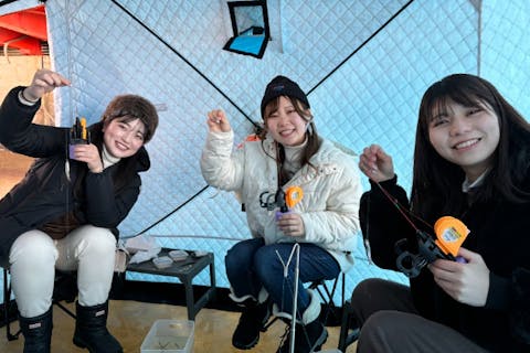【北海道・ワカサギ釣り】氷上の冒険！札幌でワカサギ釣りを楽しもう！ベテラン釣り師も参加できるように釣りざおとリールにオプションあり！〈送迎あり〉