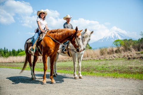 【山梨・河口湖・乗馬】富士山のふもとで乗馬体験！初めての方でも安心して楽しめるカントリーセット（馬場内レッスン30分・トレッキング30分）