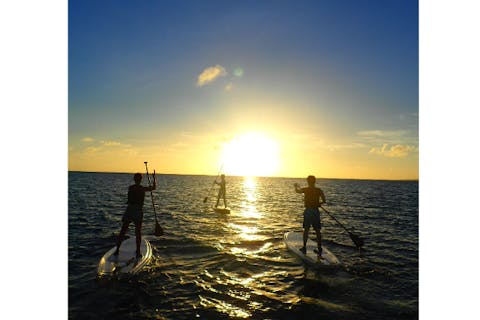 【沖縄・宮古島・SUP】＜オープン記念大特価＞サンセットSUPツアー～一面オレンジの水面の中で幻想的な体験を～防水スピーカー無料貸出　女性・カップル・ファミリーにおススメ
