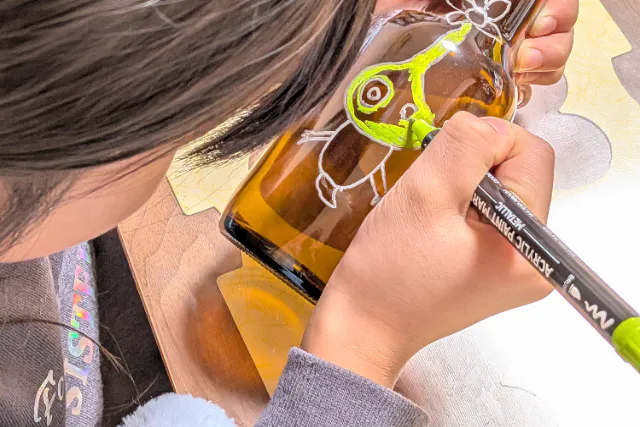 醸造所見学＆ビールボトルペイントでオリジナル花瓶づくり体験