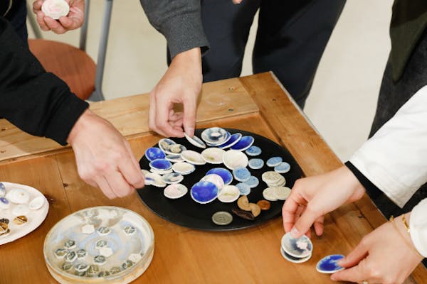 【k】　◆骨董品　蔵の扉、糸車の糸巻きで作ったテーブル◆ Amazon.co.jp: 糸巻き機木製糸車レトロ古道具大正和骨董旧家蔵出置物