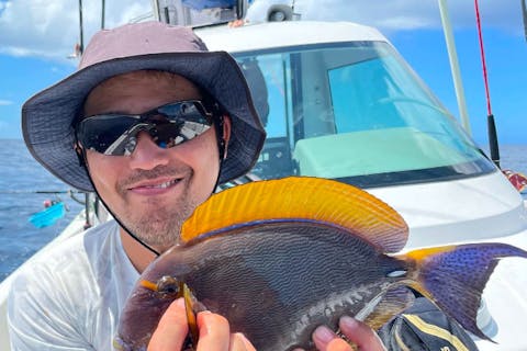 【沖縄本島・北谷町発】手ぶらでOK！初心者専門ボートフィッシング3時間ツアー♪家族・カップル・友達同士・小さなお子様・女性の方におすすめ！