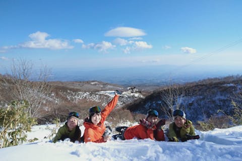 【栃木県・那須高原・スノーシュートレッキング】深雪をザクザク進むスノーシューで絶景を目指そう！（5.5時間・熱々雪上ランチ・温泉付き・送迎あり）