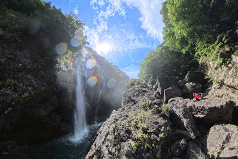 【2名限定・道なき冒険】奄美の最秘境・タンギョの滝アドベンチャートレッキング！落差100mの圧倒的スケールを体感せよ【体力のある方向け】