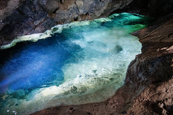 洞窟探検/ケイビングツアー】クリスタルブルーの地底湖！人気TV番組で