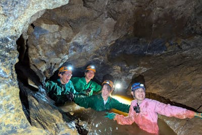 洞窟探検/ケイビングツアー】クリスタルブルーの地底湖！人気TV番組で