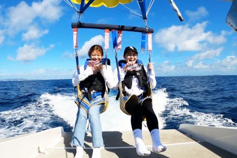 【南城市知念・パラセーリング】年中開催！ファミリーにおすすめ！久高島 VIVAパラセーリング！知念沖より大空から絶景を一望！久高島観光の際に一緒に楽しめる！（50m）