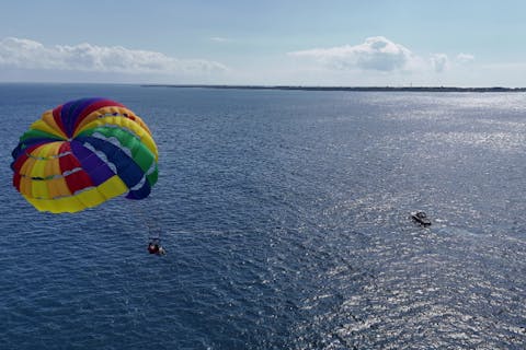 【南城市知念・パラセーリング】年中開催！ファミリーにおすすめ！久高島 VIVAパラセーリング！知念沖より大空から絶景を一望！久高島観光の際に一緒に楽しめる！（100m）