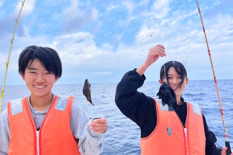 【沖縄・宜野湾・海釣り】宜野湾発！初心者向けボートフィッシング♪室内&トイレ完備！魚は港内の提携店で食べれます