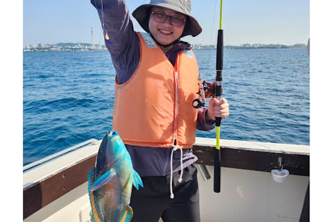 【宜野湾・家族に人気】初心者OK♪屋根付きボートで手ぶらフィッシング体験！100分で釣って提携店で美味しく味わえる♪