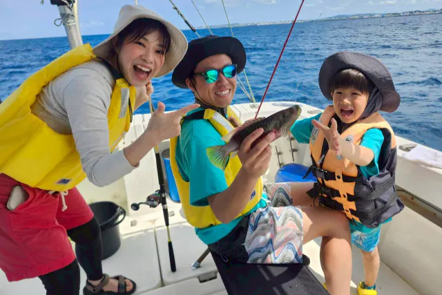 【宜野湾・家族に人気】初心者OK♪屋根付きボートで手ぶらフィッシング体験！100分で釣って提携店で美味しく味わえる♪