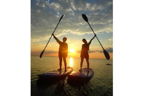 【沖縄本島・恩納村】夕暮れSUP体験♪ 日の沈む穏やかな海で贅沢時間！☆お洒落なカフェでドリンク付き♪