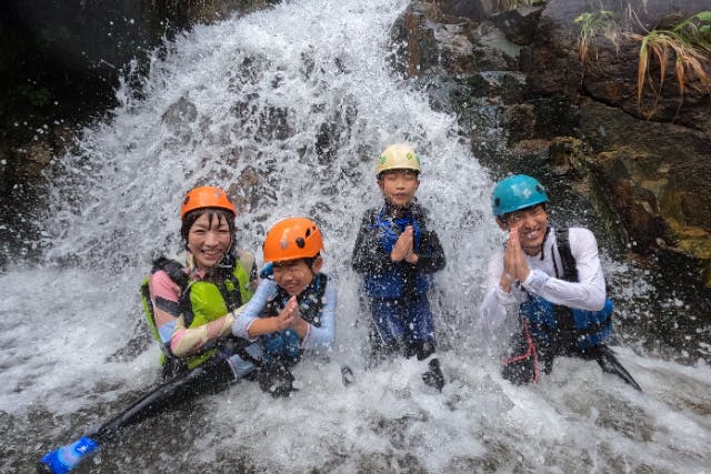 【石垣島 沢遊び】シャワートレッキング&キャニオニング 石垣島の幻の滝を目指して大自然のジャングル中で沢登り。夏の暑さ吹っ飛ぶ爽快水遊びツアー！