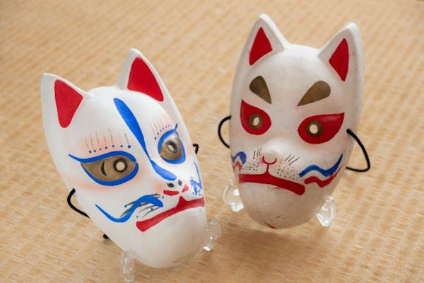 新潟・狐面の絵付け体験】白い狐のお面に自由に色を塗っていく、お子様